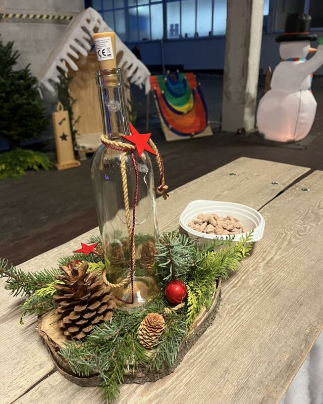 Das Jahr neigt sich langsam dem Ende. 

Der Arbeitsbereich der Kasseler Werkstatt lässt das Jahr bei Bartwurst🌭, leckerer Suppe 🥣, warmen Getränken🫖 und einer tollen Weihnachtsgeschichte 📖 langsam ausklingen. ☺️🎅 

#kasselerwerkstatt #Weihnachtszeit #christmasfeelings #lecker #inklusion #weihnachtsfeier #weihnachten #glücklich #tolle #deko #sozialeteilhabe